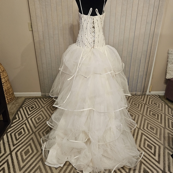 Elegant White Strapless Gown 8/40 - Picture 3 of 6